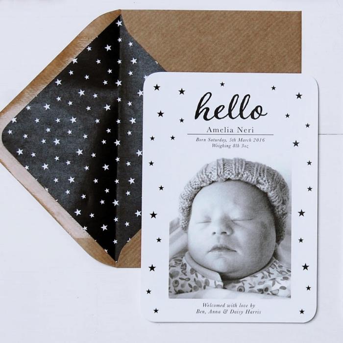 Fotoğraflı beyaz kart stoğu üzerinde el yapımı doğum duyuru kartı, bir zarfın nasıl kişiselleştirileceğine dair fikir