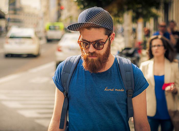 kako imeti velikega moškega hipsterja z rdečo brado