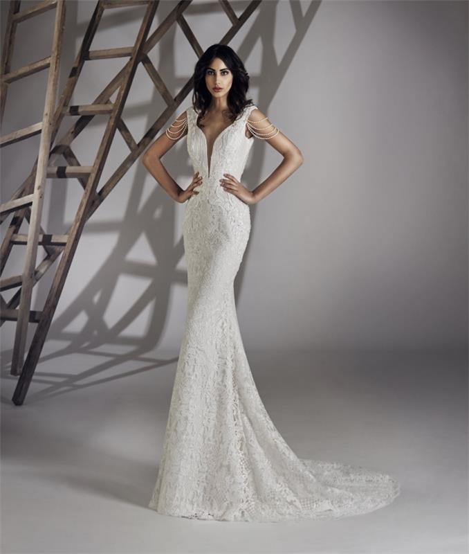 Beyaz incili ve çiçekli dantelli kısa kollu, uzun düğün için kadın tören elbisesinin muhteşem modeli