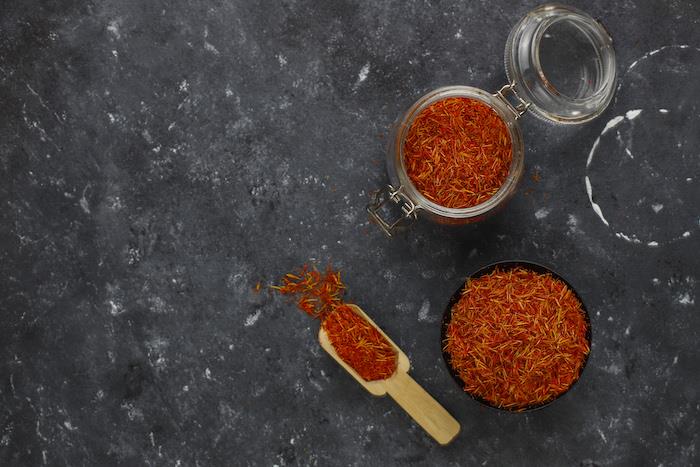 tahta kaşıkta safran baharat otu