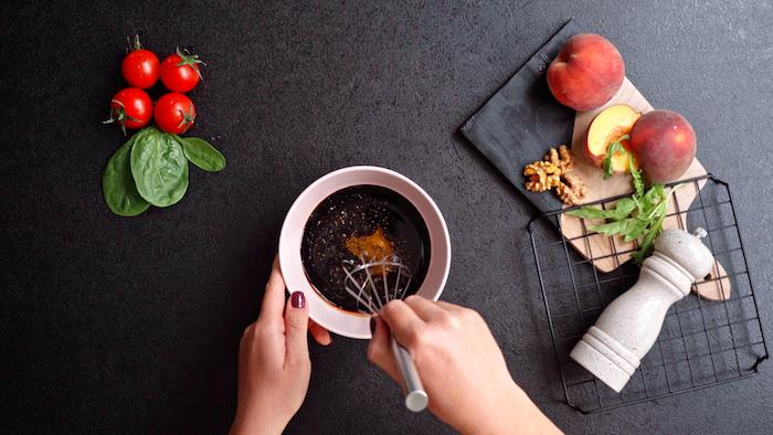Biber ve tuz ile baharatlayın ve bir çırpma teli ile karıştırın, geleneksel ev salata sosu ile kendinizi yapmak için mükemmel bir karışık salata fikri
