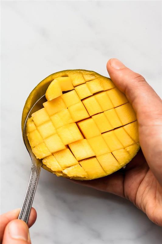 mango z žlico zelo enostavno olupimo