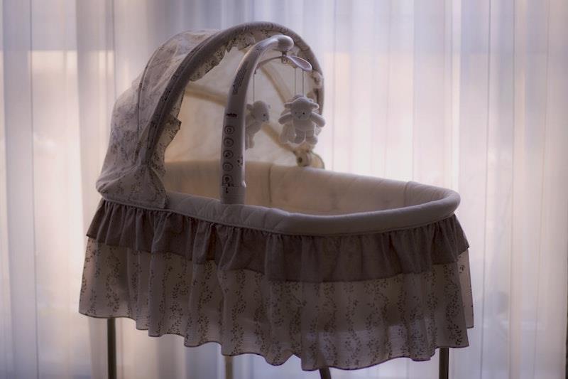 dantel ve oyuncaklar ile bebek beşiği ekipmanları