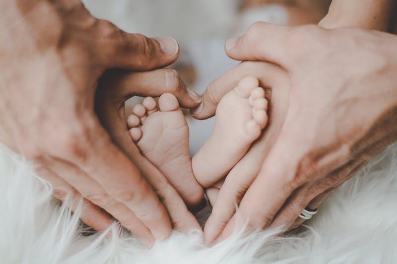 bebek ekipmanları aile fotoğrafı eller ve ayaklar