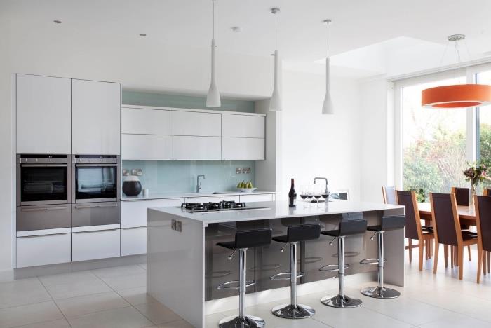 pastel renkli cam tasarımlı mutfak sıçrama fikri, beyaz ve koyu gri iki tonlu adalı beyaz mutfak dekoru