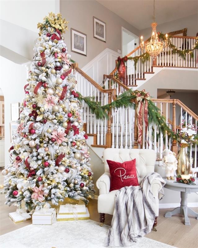 kırmızı ve metalik renklerde süslemeli beyaz dallarla sahte bir Noel ağacının nasıl dekore edileceğine örnek