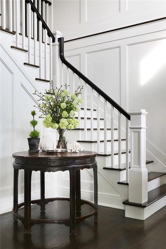 belo stopnišče in lesena dekoracija v sodobnem slogu cvetje na mizi
