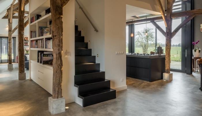 Bir eve dönüştürülmüş bir ahırda modern iç tasarım, mat siyah ve ahşap desenli çağdaş dekor