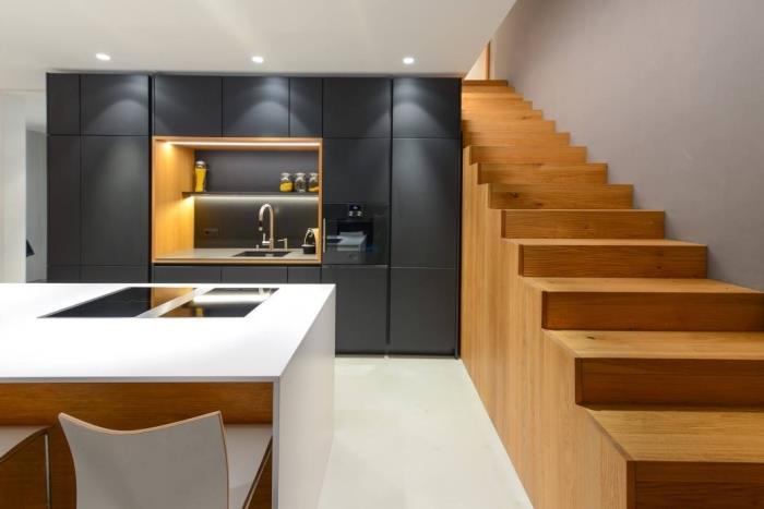 modernūs mediniai laiptai virtuvėje, atidaromi į valgomąjį, ikea juoda virtuvė su balta centrine sala