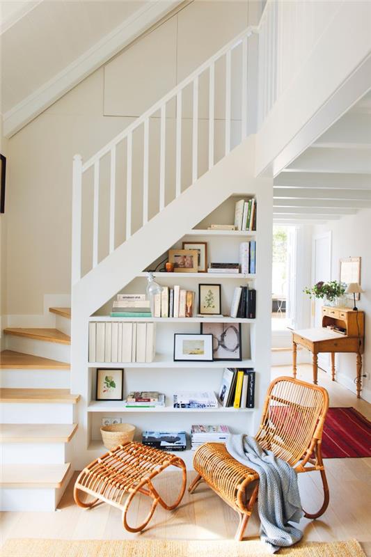leseno -belo stopnišče s čistim dizajnom z vgrajenim prostorom za shranjevanje za estetski in funkcionalen vhod, moderna dekoracija dnevne sobe z naslanjačem in naslonom za noge iz ratana