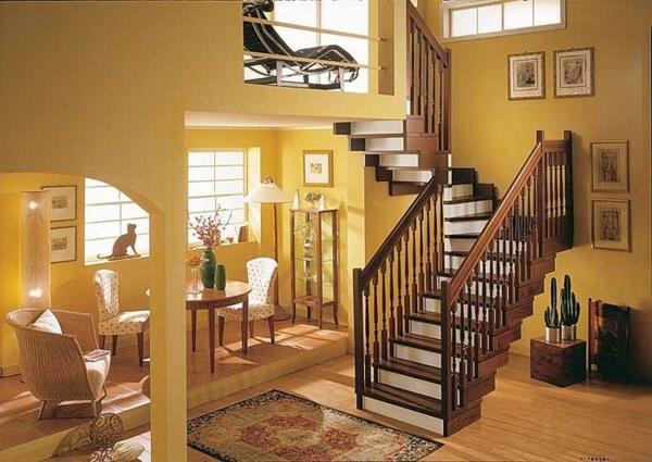 polovično obrnjena lesena stopnišča in rumena notranjost