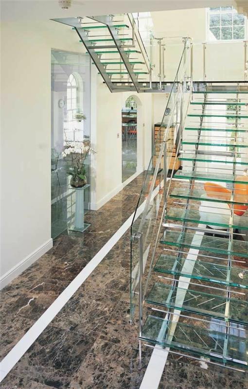 stekleno pol-obratno stopnišče