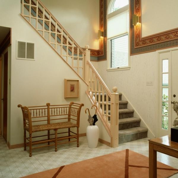 polovično obrnjeno stopnišče-oranžna preproga in čudovita dekoracija sten