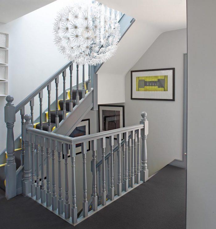 sivo -bela stopniščna lesena ograja, pobarvana v sivi, rumeni in črni barvi deco