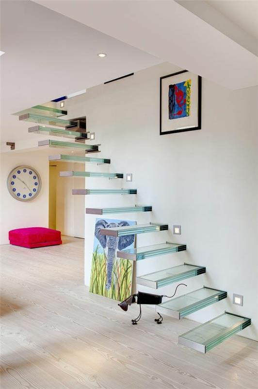 minimalistinis-baltas-interjeras-stiklas-palėpė-laiptai