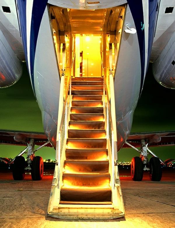 stopnice-luč-zasebno-letalo