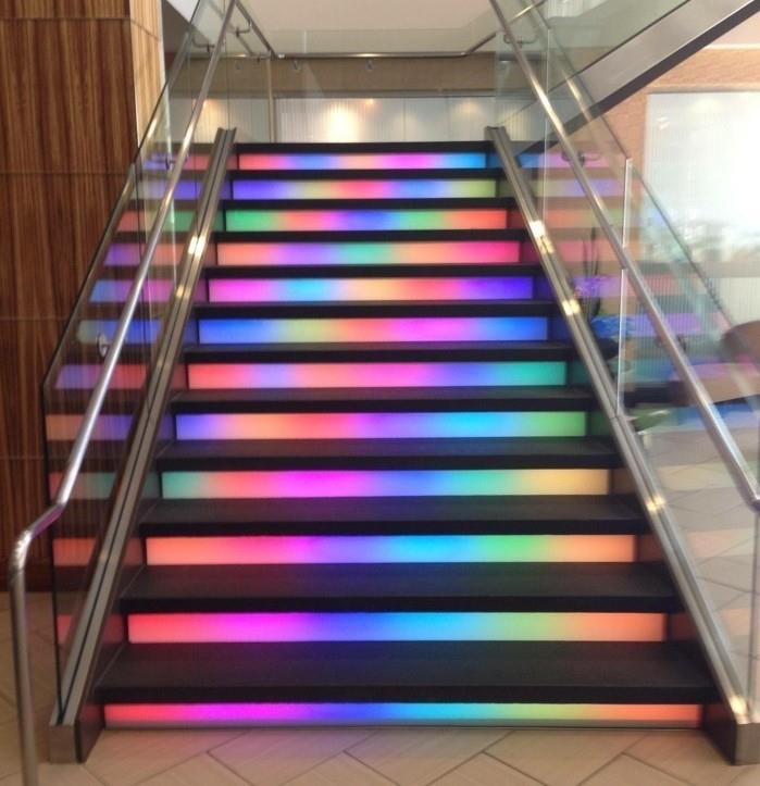 moderno-stopnišče-original-stopnišče-ideja-mavrične barve-stopnice