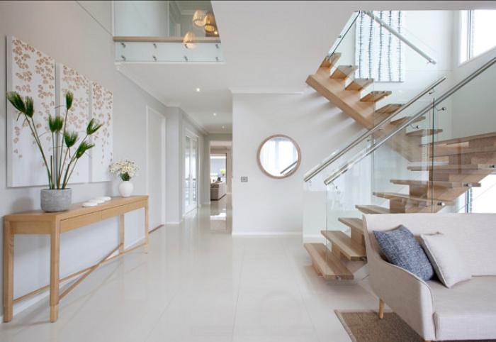 moduliniai laiptai-elegantiški-balti namai-su palėpės-spiraliniais laiptais