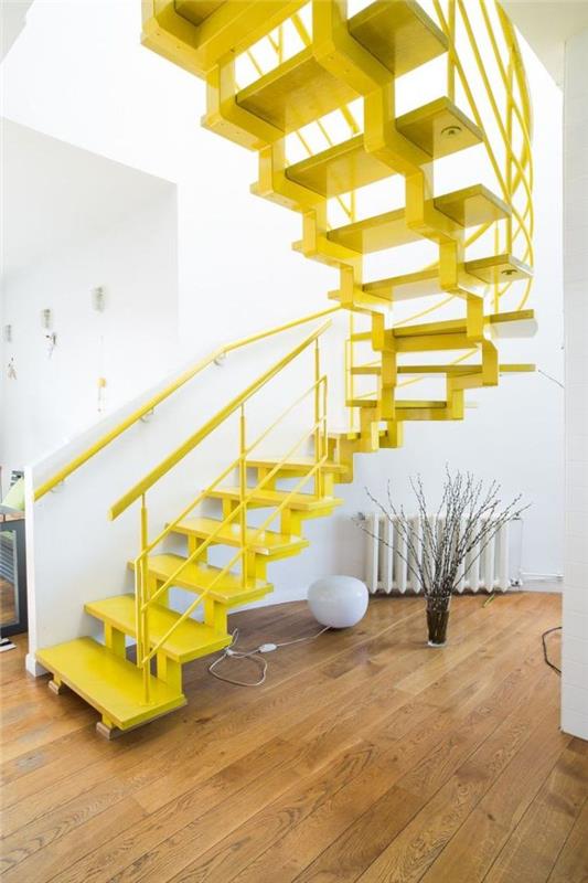 kovinsko stopnišče s sodobnim dizajnom, pobarvano v rumeno za presenetljiv fluorescenčni poudarek