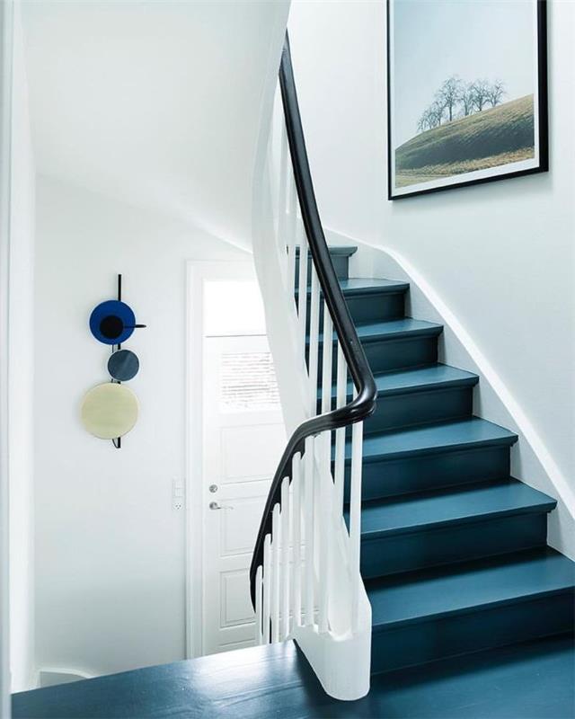 prebarvanje stopnišča v naftno modri barvi, ki mu daje sodoben videz, črni odtenki na ograji in okvir za fotografije