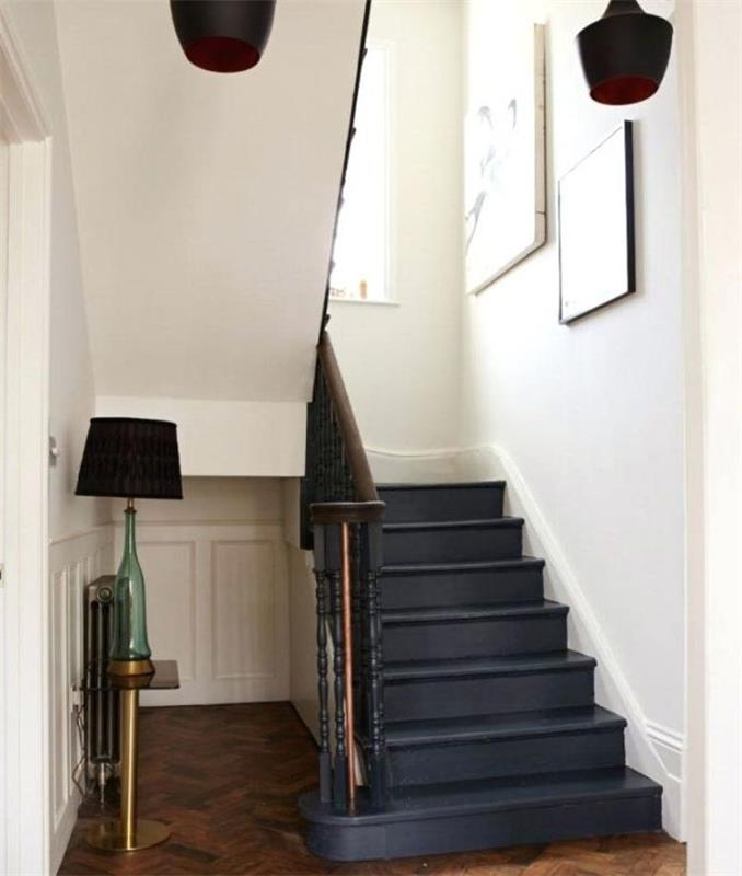 leseno stopnišče prebarvajte v črno, da ga označite v leseni kletki