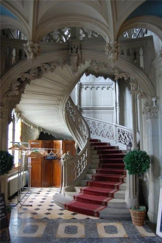 ketvirčio posūkio baroko stiliaus laiptai su raudonais laiptais, skirtais spiraliniams laiptams