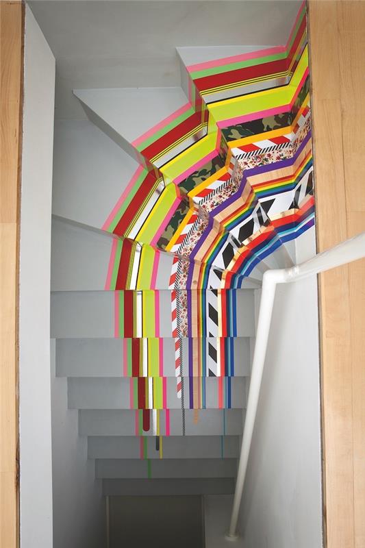 pilkos spalvos laiptai, kuriuos įkvepia ryškių spalvų ir grafinių raštų laiptų lipdukai