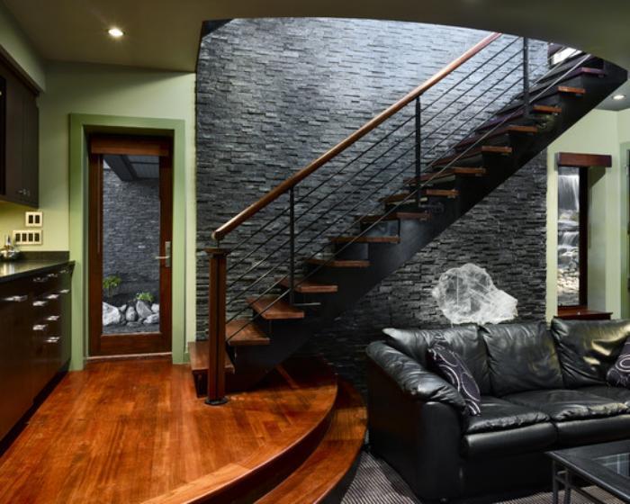leseno-in-železno-viseče-stopnišče-skrilava stena