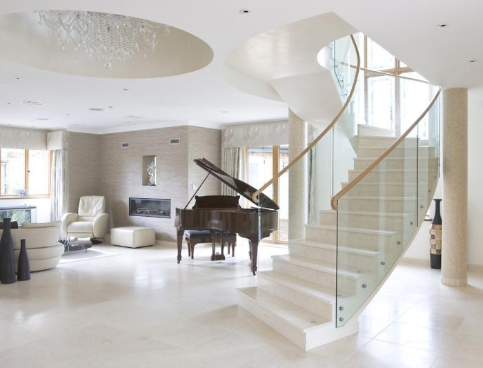 belo-viseče-stopnišče-glamurozno-bela-notranjost