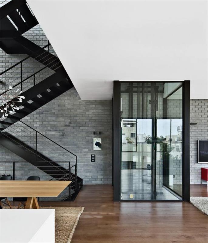 kovinsko obešeno stopnišče-siva-opečna stena