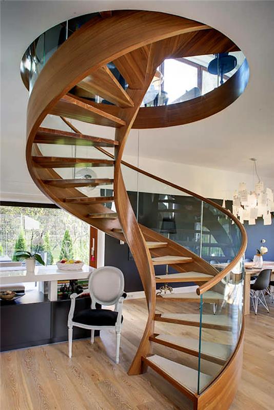 spiraliniai laiptai šviesioje medienoje šiuolaikinėje svetainėje su parketo grindimis