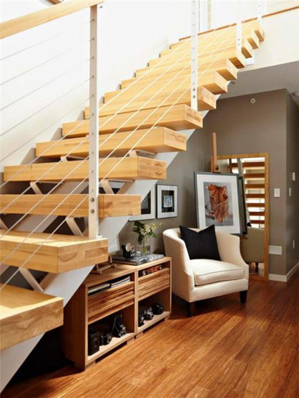spiralno stopnišče iz svetlega lesa za ustvarjanje najboljše notranjosti v vašem domu parketa