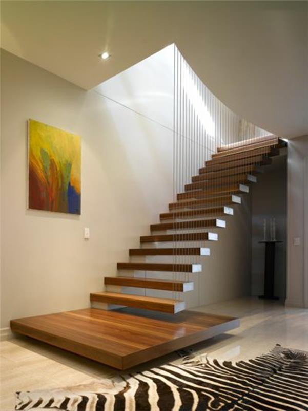 leseno-spiralno stopnišče-imeti-sodoben-hodnik-s-zebra-preprogo