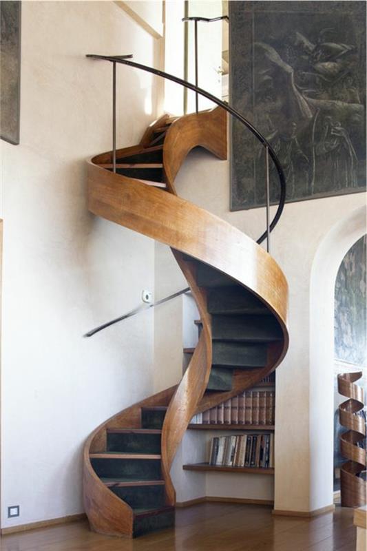 mediniai spiraliniai laiptai, skirti šiuolaikiškam gyvenamajam kambariui-tamsios medienos parketo grindys