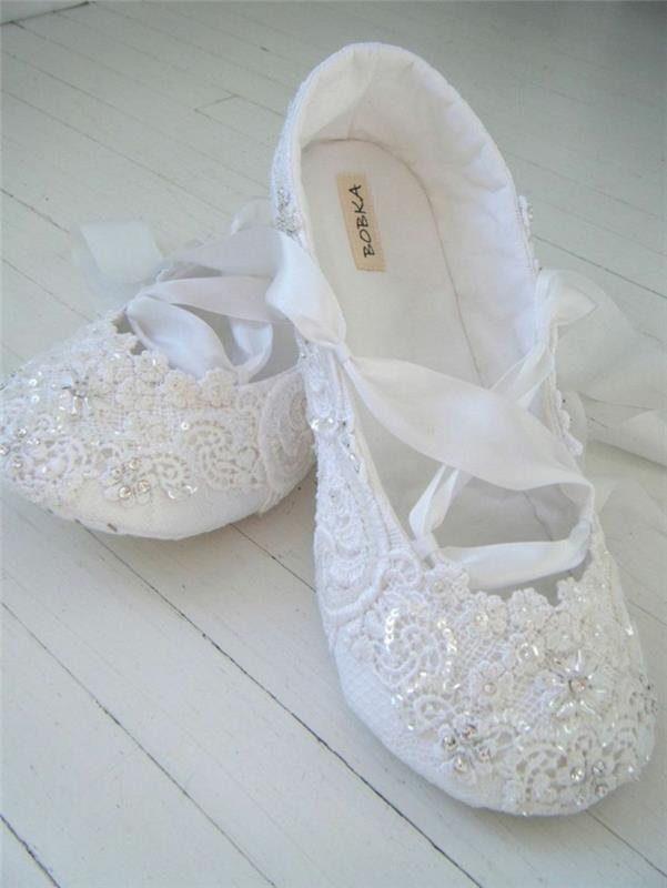 düz düğün ayakkabısı, ayak bileğini saran beyaz ipek bağcıklı minik beyaz incili beyaz balerinler, resmi kadın ayakkabıları