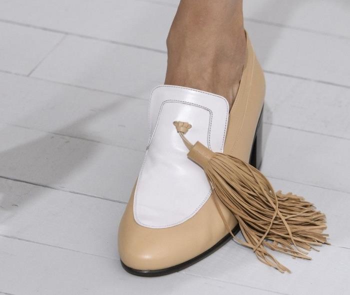 ideja, da izberete ženski poletni čevelj z nevtralnim dizajnom v beli in bež barvi z lepo dekoracijo v rese z resicami
