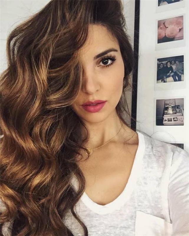 un esempio di capelli scuri con balayage, ragazza con gli occhi scuri truccati con rimmel ve matita neri