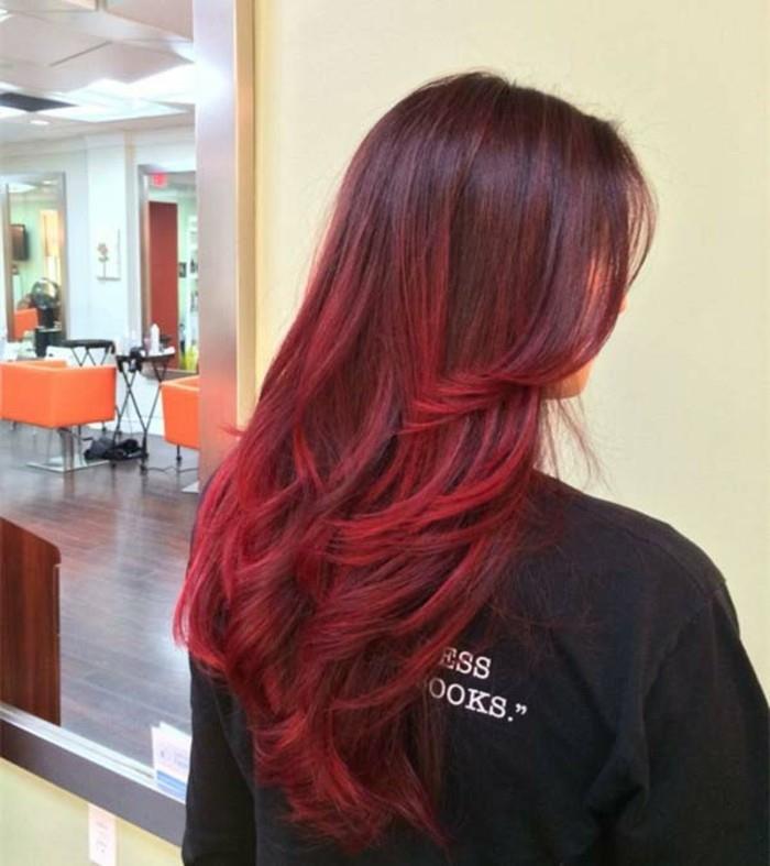 un'idea di tendenza per capelli scuri con balayage trend al rosso-bordeaux