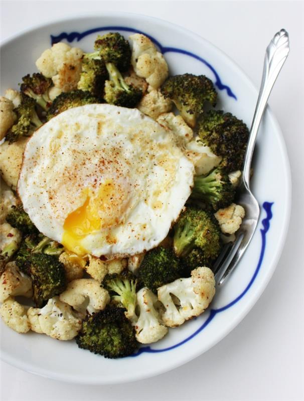 Alimentazione equilibrata e un piatto con broccolo, camicia'da cavolfiore e un uovo