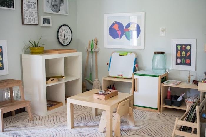 vaikų kambario apdaila, „Montessori“ veiklos zona su rašomuoju stalu ir žema medine kėdė, balta „Kallax“ lentyna, žemi skandinaviški baldai