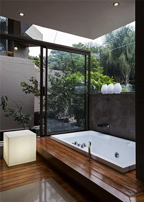 Zen kopalnica z velikimi okni in masažno kadjo na dvignjenem tleh, japonski model kopalnice