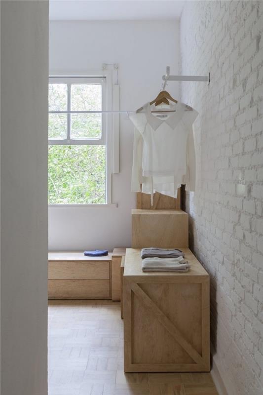 yığılmış ahşap kasalardan yenilenmiş bir giyinme odası, beyaz tuğla duvarlı bir giyinme odası yapın