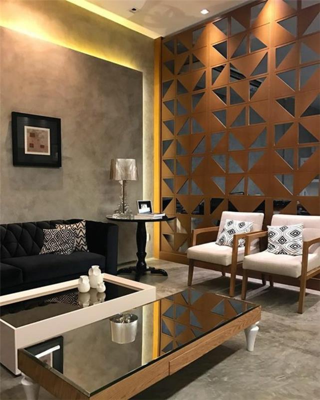 bronzos spalvos kambario daliklis su geometriniais raštais, labai rafinuotas svetainės stilius, pilkos marmuro grindys, žemi stačiakampiai baltos ir rudos spalvos stalai