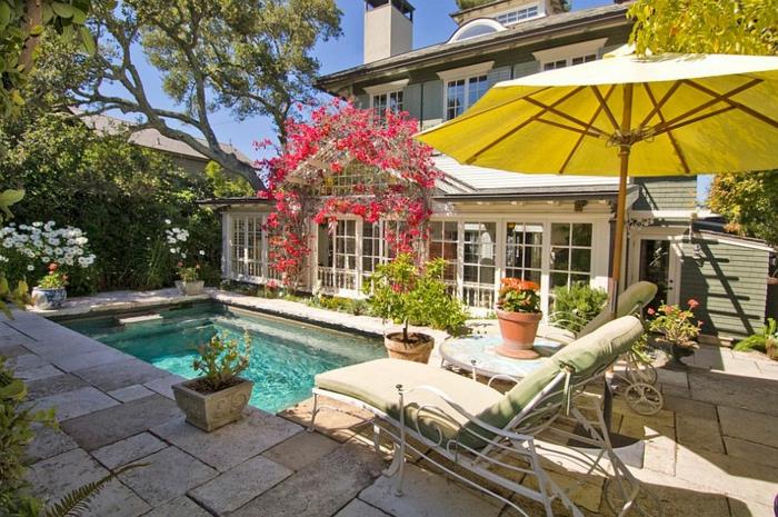 Modern teras bahçesinde yüzme havuzu, sarı şemsiye süslemeli bahçe teras düzeni