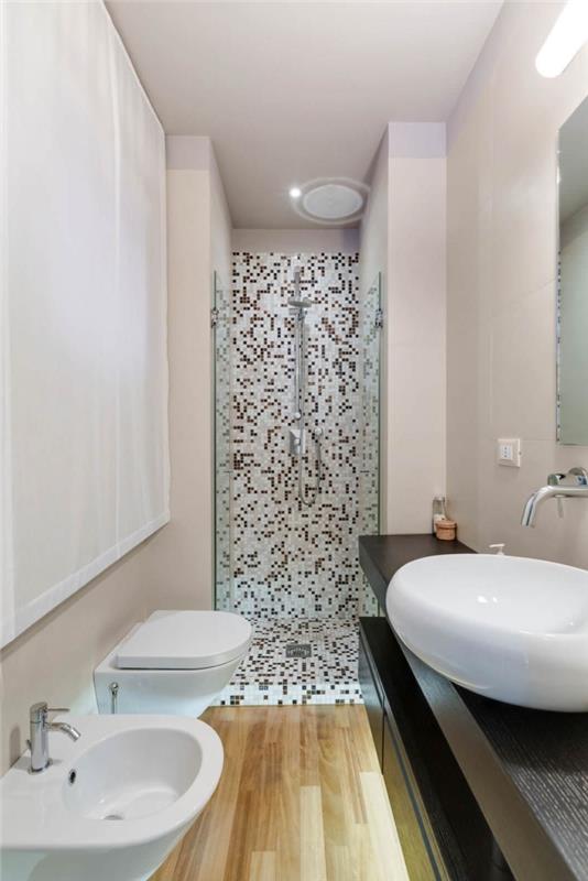 dolg model kopalnice z majhno mozaično ploščico za prhanje in leseno talno oblogo