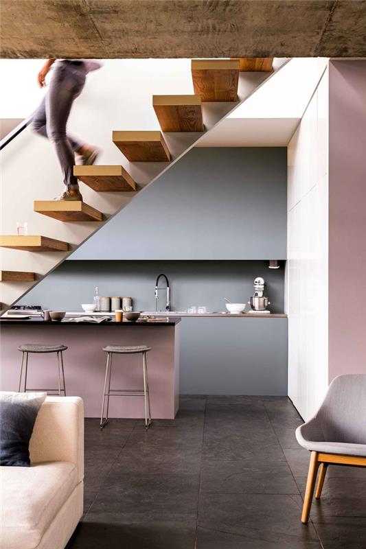 merdivenlerin altına yerleştirilmiş ultra şık çağdaş tasarıma sahip gri ve pembe mutfak, gri ve pembe mutfağın duvarları için ne renk