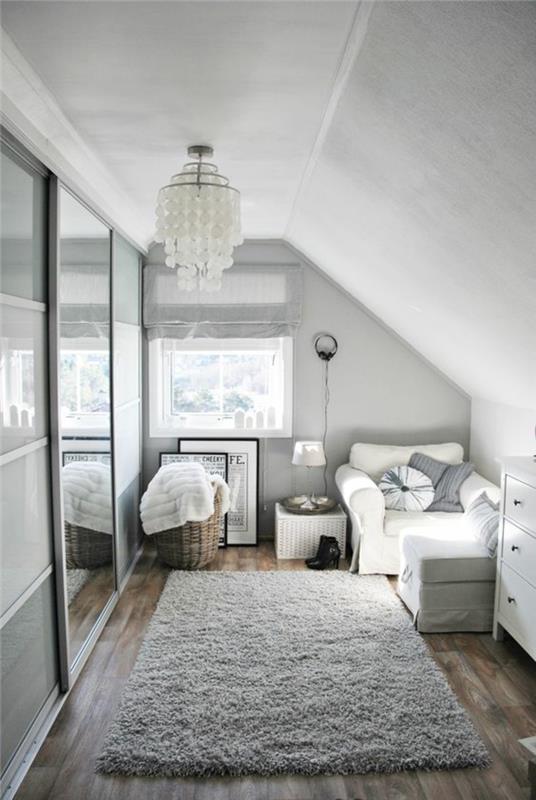 police za shranjevanje, postavitev omare, kako organizirati svoje omare v mansardnem prostoru, glamurozen slog, beli dekor, sproščujoče vzdušje