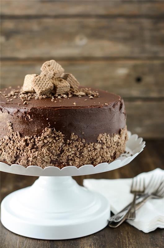 Pyragas, pripildytas fondanto šokoladinio pyrago recepto, skirtas suaugusiųjų gimtadienio dekoravimui su šokolado gofrais
