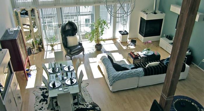 ruh-çatı-apartman-atipik-güzel-görünüm-siyah-deri-sandalye-beyaz-yastık-hayvan-derisi-halı