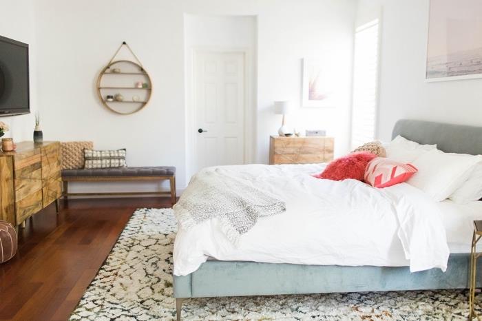 zamislite, kako opremiti boemsko spalnico za odrasle z lesenim pohištvom in stensko polico v obliki ogledala